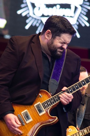 Mike Welch, guitarist